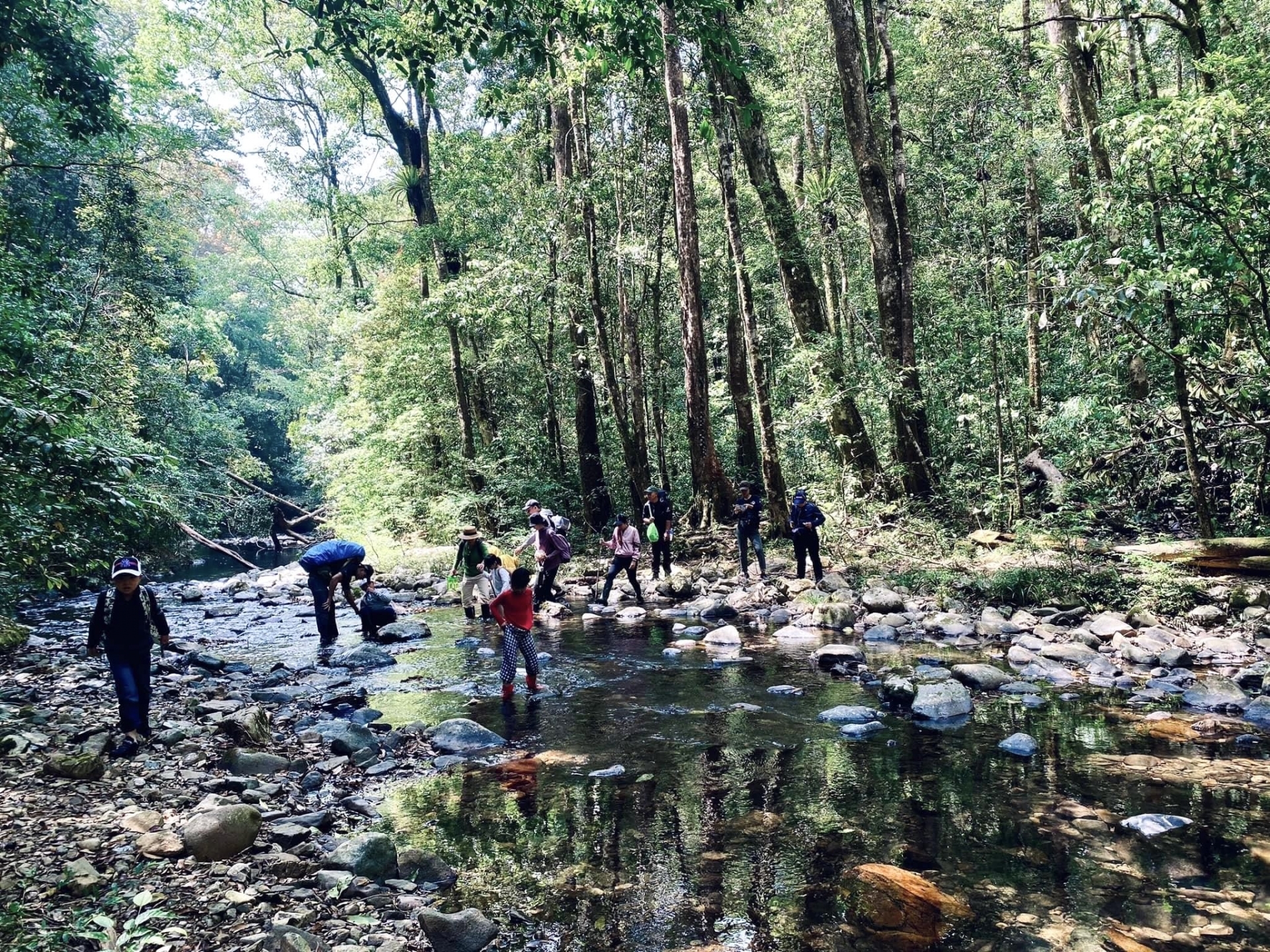 Lam-Dong-Cong-nhan-Diem-du-lich-VQG-Bidoup-Nui-Ba-viet-nam-fishing-tour-trips
