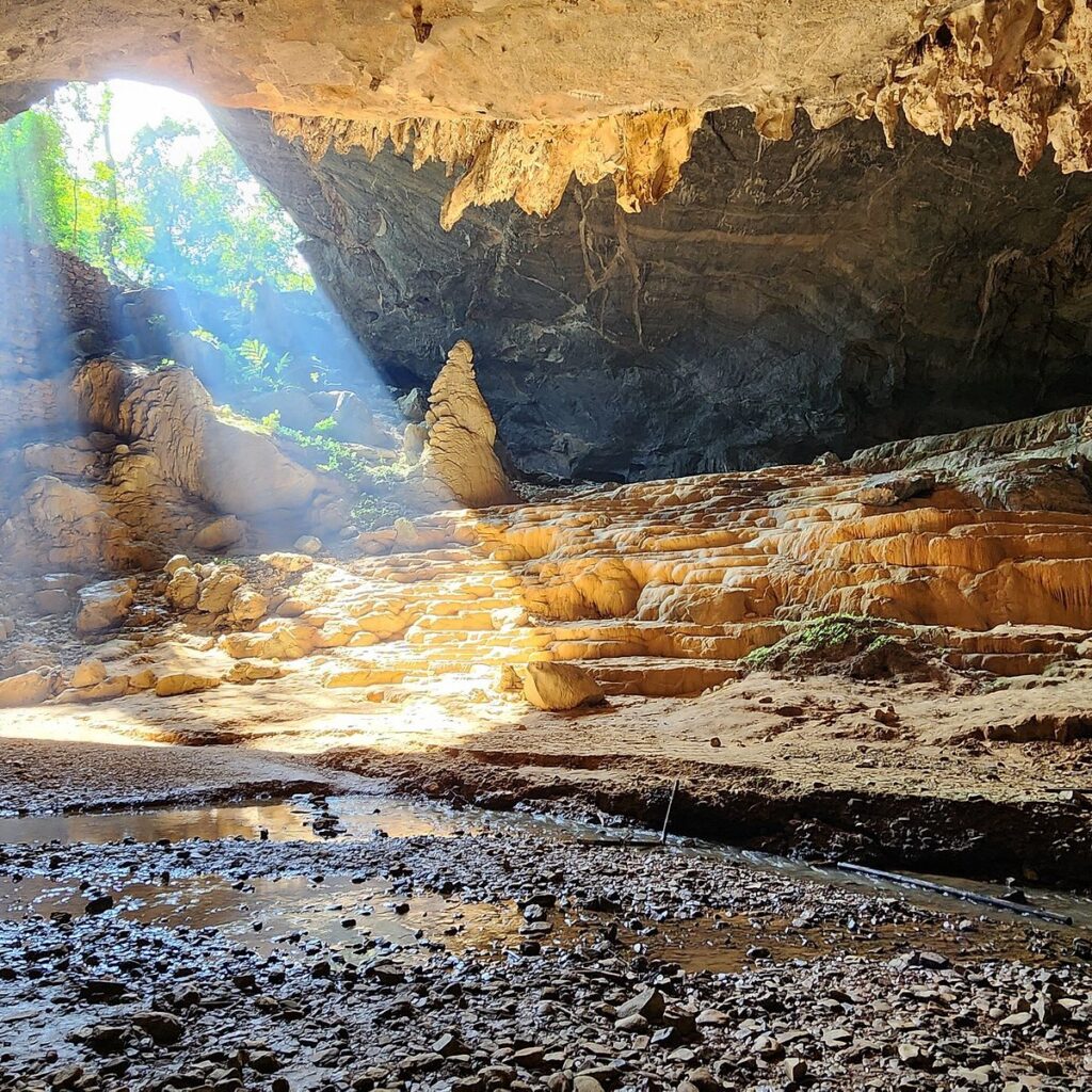 Nguom Ngao Cave