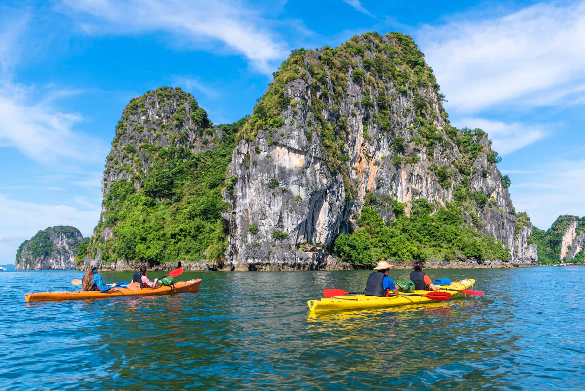 Experience kayaking in Ha Long Bay to welcome summer 2026.