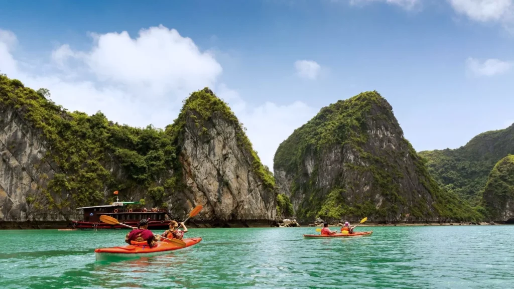 kayaking-in-halong-bay-viet-nam-fishing-tour-trip