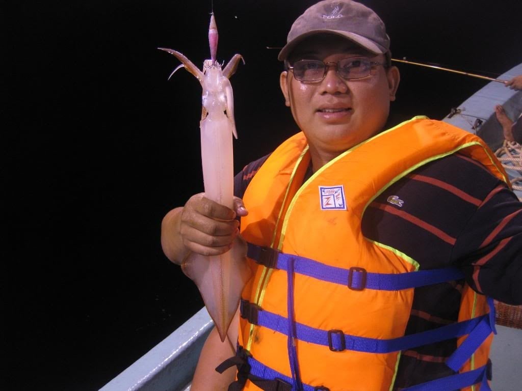 squid-fishing-in-ha-long-bay-north-viet-nam-fishing-tours-trips
