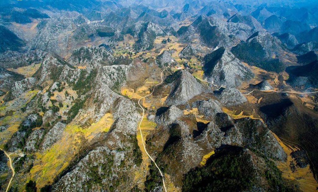 The-majestic-beauty-of-the-Dong-Van-Karst-Plateau