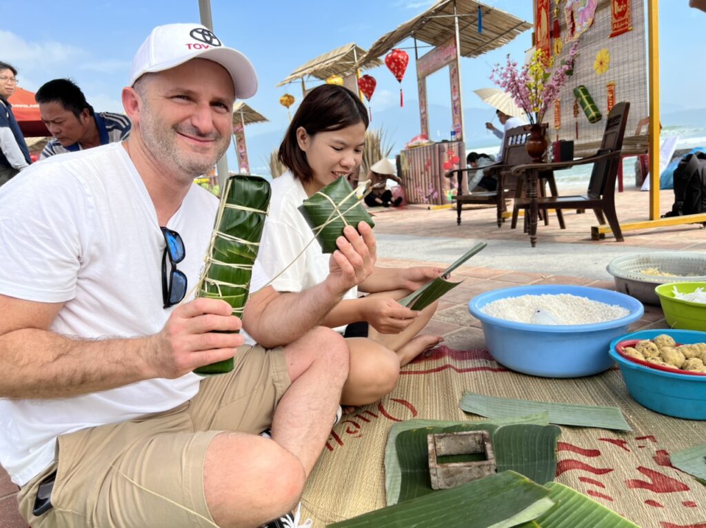 Foreign tourists experience making banh chung and banh tet, two traditional Vietnamese cakes enjoyed during the Lunar New Year.