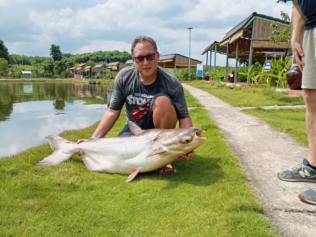 bull-arena-fishing-park-lake-viet-nam-tour-trip-travel-adventure-new-year-2026-friend