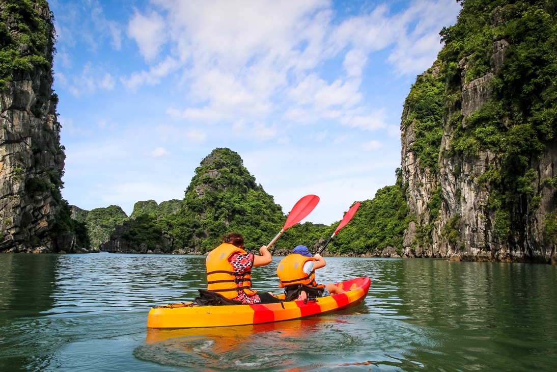 kayak-in-ha-long-bay-new-year-2026-viet-nam-fishing-tour-trip-travel