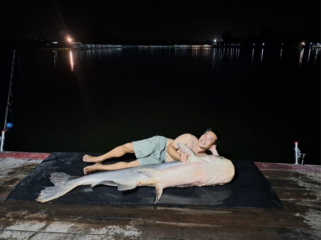night-fishing-happy-new-year-2026-bungsamran-park-lake-bangkok-thailand-vietnam-tour-trip-travel-adventure-12