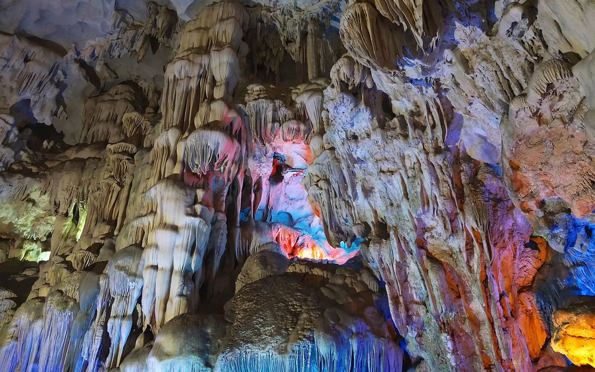 Thien Cung Cave, Ha Long Bay, Viet Nam