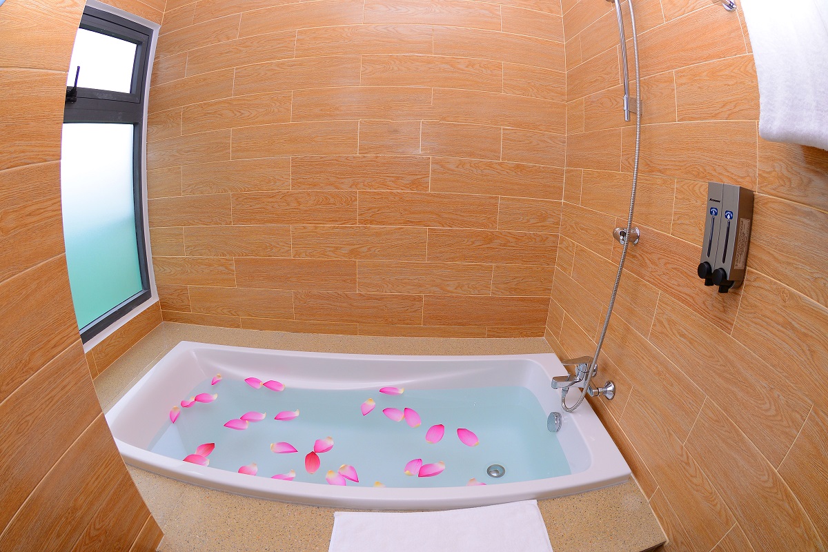 tan-lap-floating-village-vietnam-fishing-tour-trip-travel-angler-lure-flyfishing-summer-2026-hotel-bathroom