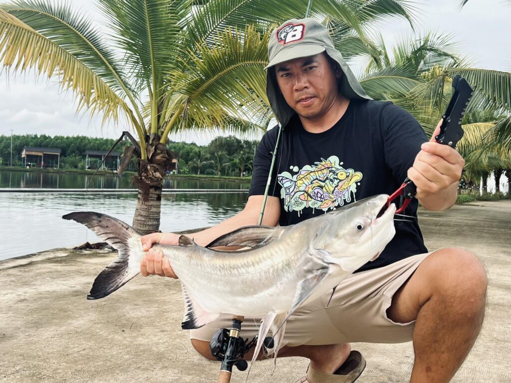 Bui-The-Manh-Vietnam-fishing-tour-trip-travel-angler-lure-fly-fishing-summer-2026-bull-arena-2