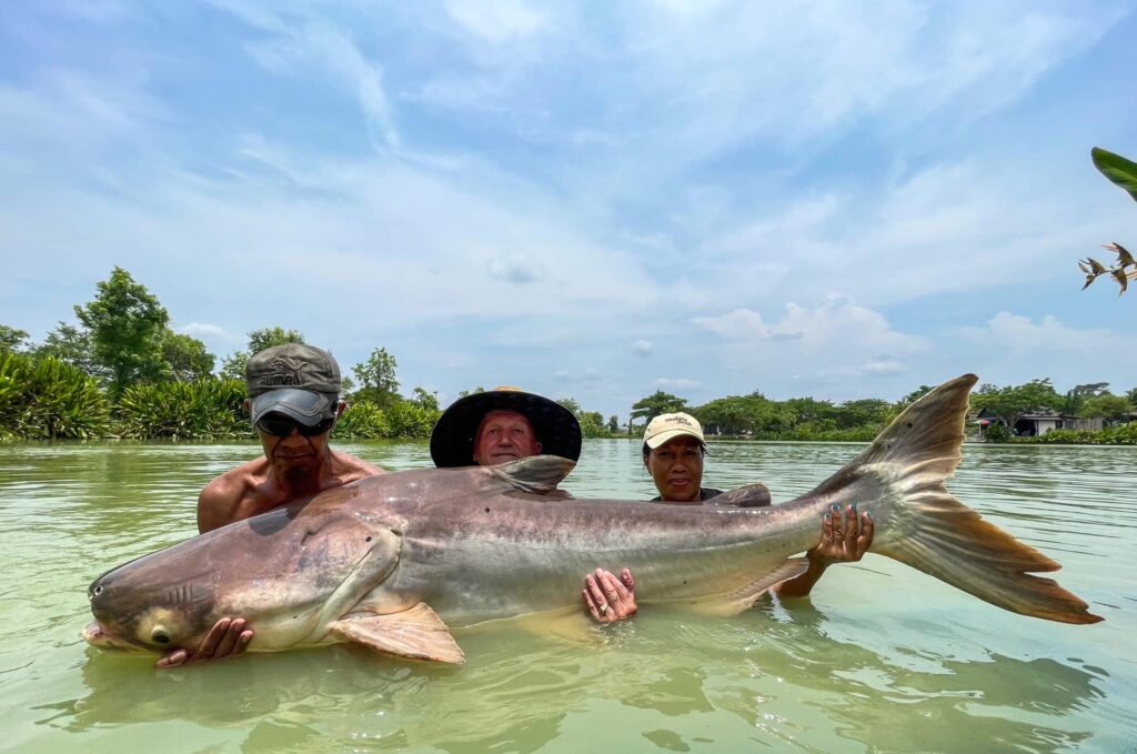 Mekong-Catfish-tan-lap-floating-village-vietnam-fishing-tours-trips-travel-anglers-summer-2026-businessmen-1