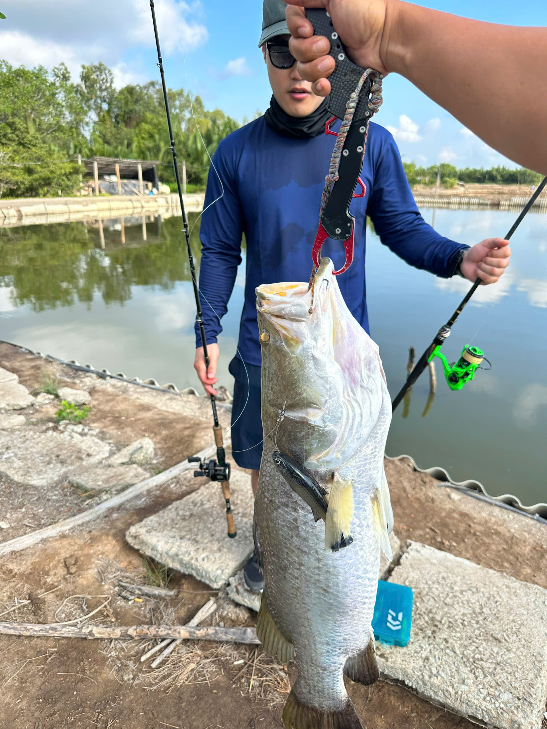 barramundi-vietnam-fishing-tours-trips-travel-anglers-summer-catching-lure-fly-fishing-mekong-delta-businessman-9
