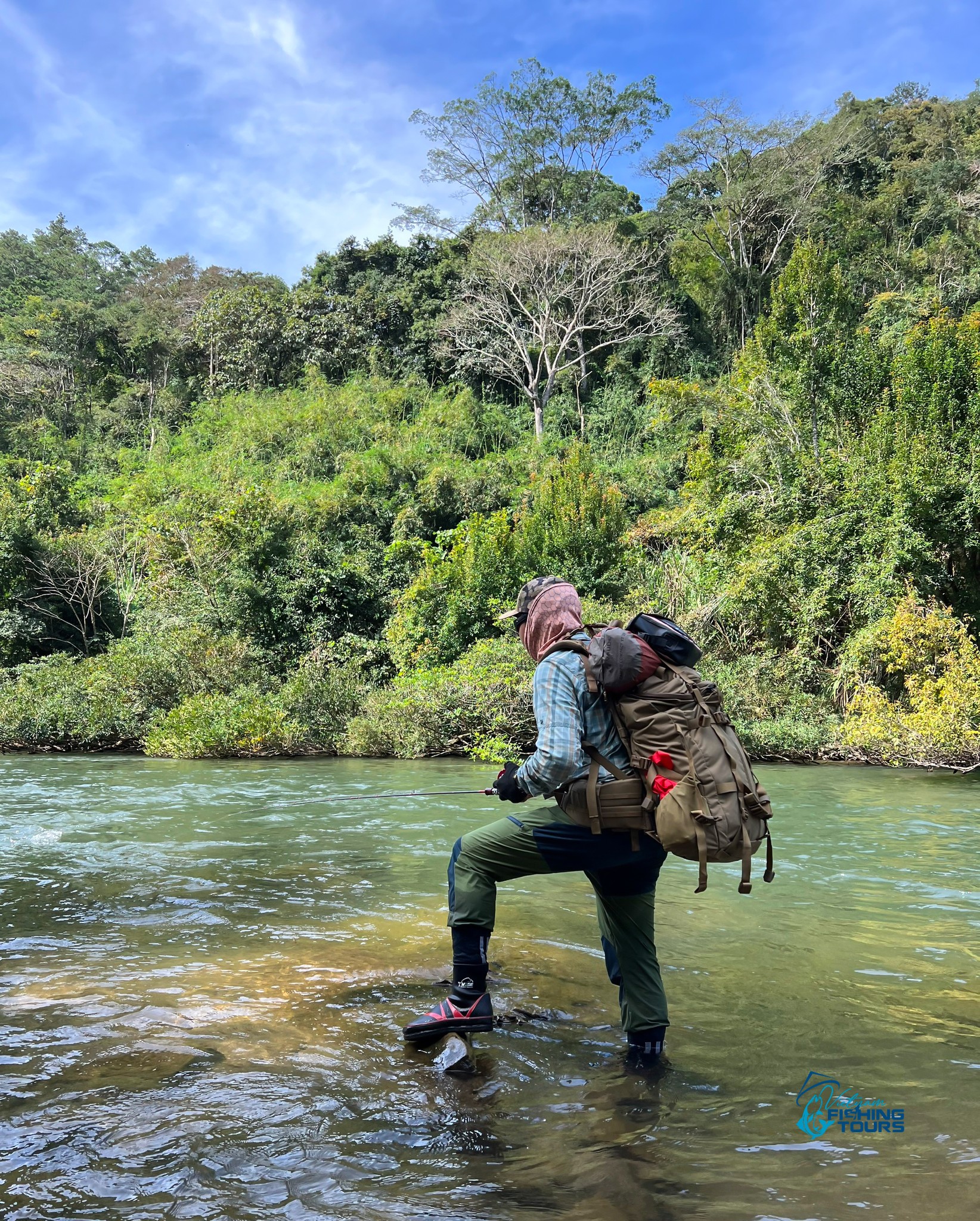 businessmen-stracheyi-mahseer-blue-northern-vietnam-fishing-tours-trips-travel-anglers-summer-catching-lure-fly-fishing-11