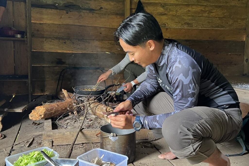 businessmen-stracheyi-mahseer-blue-northern-vietnam-fishing-tours-trips-travel-anglers-summer-catching-lure-fly-fishing-114