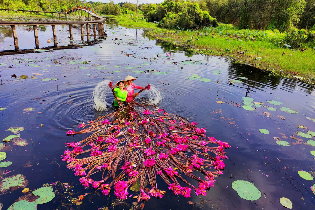 tan-lap-floating-village-vietnam-fishing-tours-trips-travel-anglers-summer-2026-businessman-22