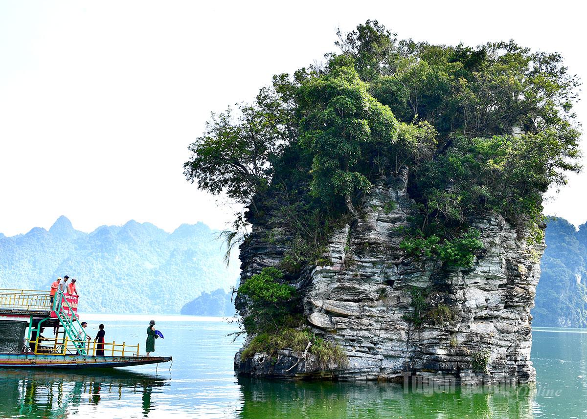 Gam-lake-tuyen-quang-province-autumn-vietnam-fishing-tours-trips-travel-anglers-lure-flyfishing