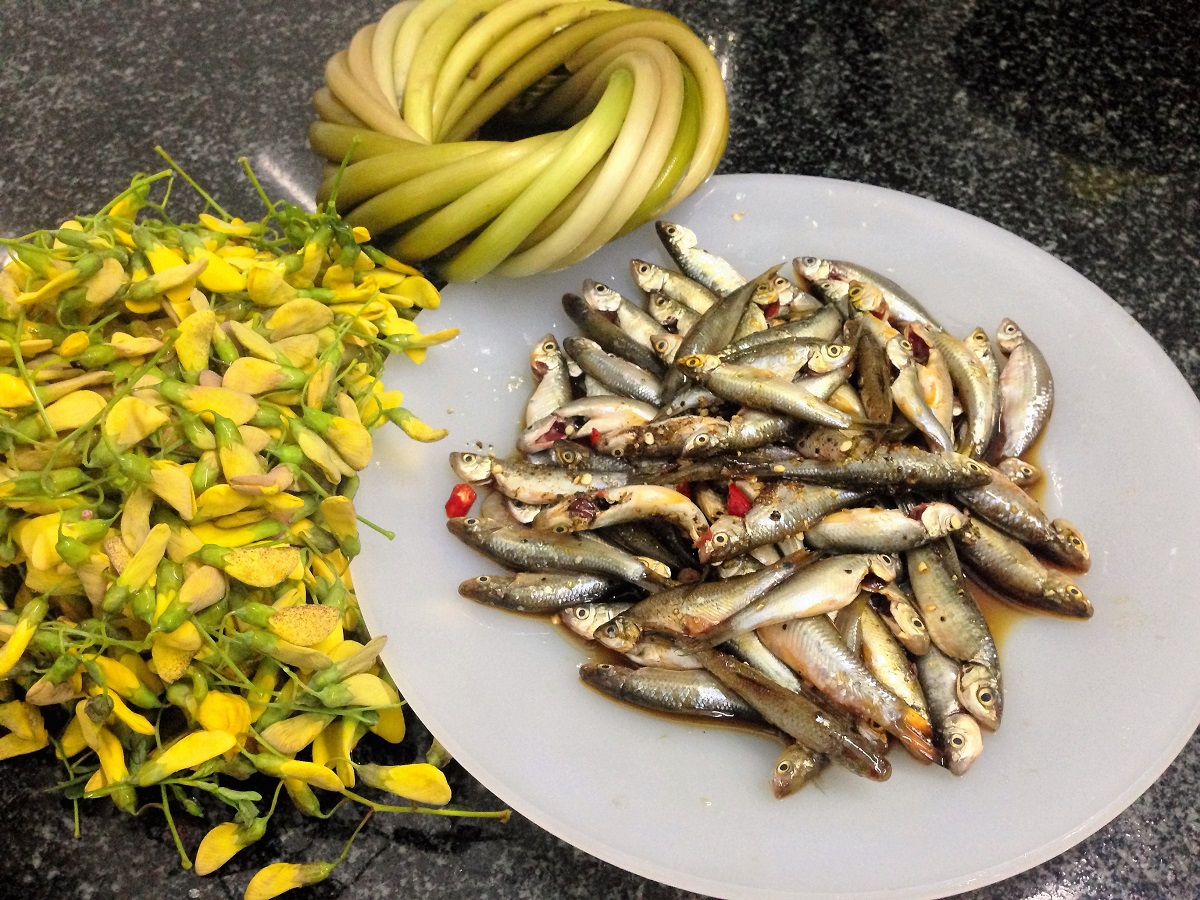 Cá Linh Kho Lạt (small river carp simmered with fresh coconut water)