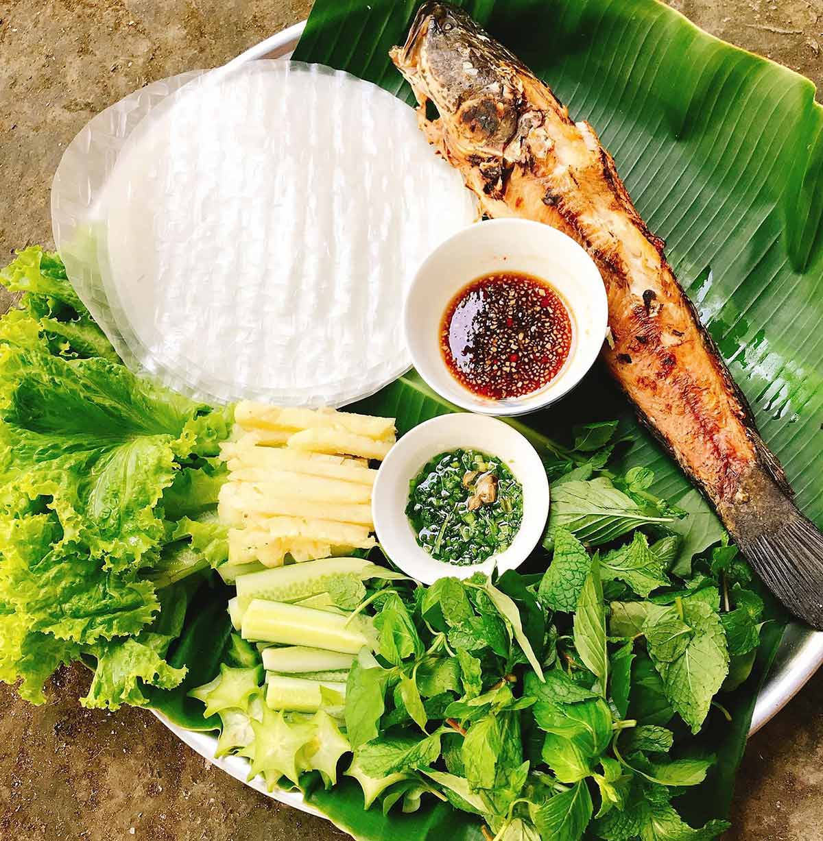 Cá lóc nướng trui cuốn lá sen non
