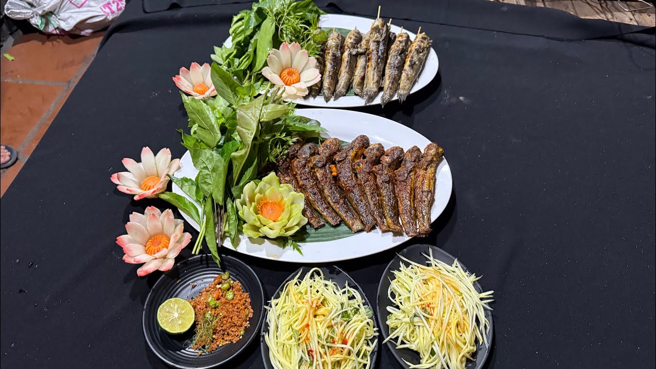 Grilled Mudskipper with Salt and Chili (Cá thòi lòi nướng muối ớt)
