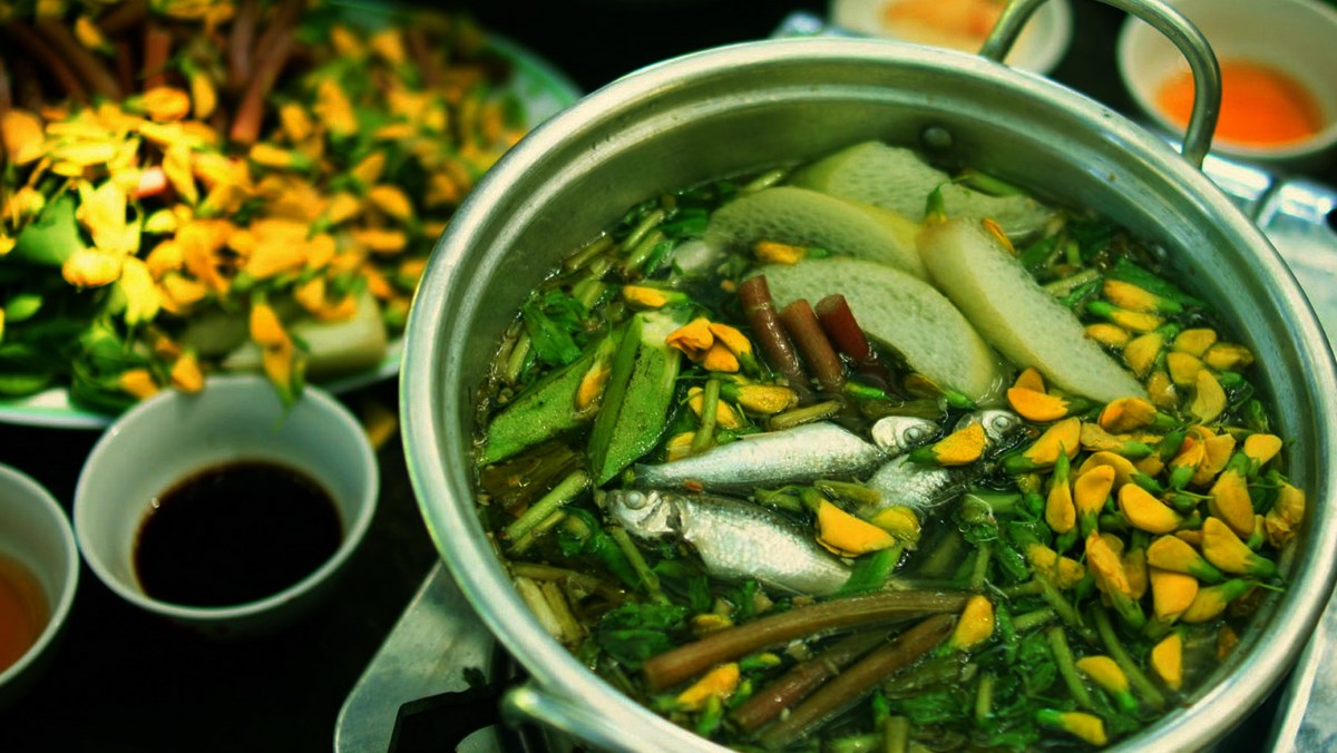 Lẩu cá linh hoa điên điển