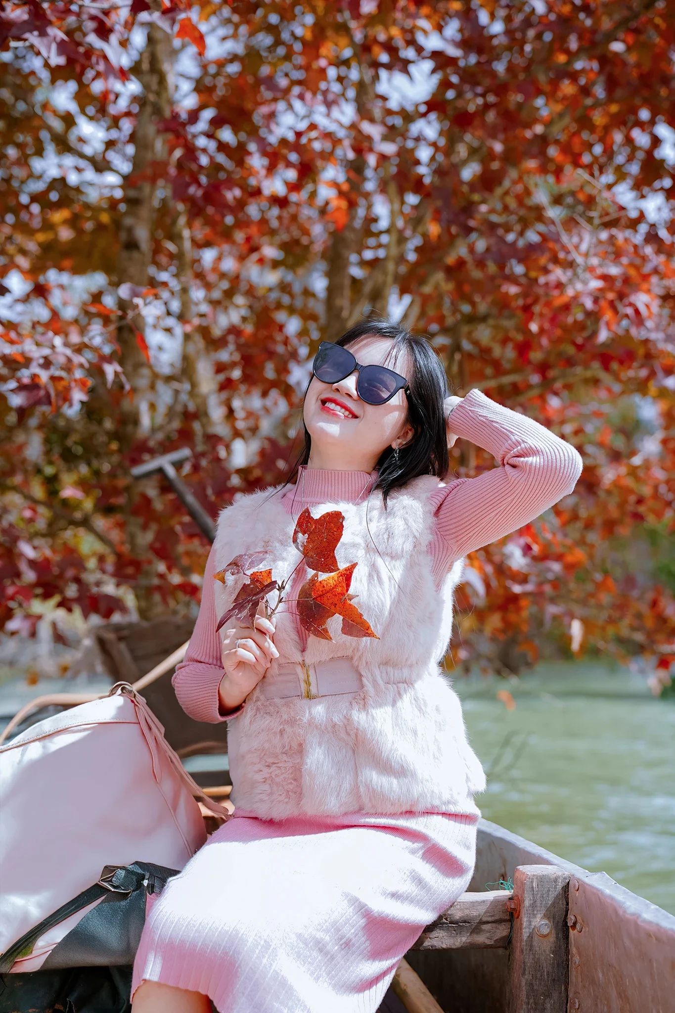 As autumn passes, the maple trees (also known as Sau Sau trees) in Khe Sanh and Huong Phung communes of Quang Tri province change their leaves, creating a romantic and captivating beauty that attracts tourists and anglers.
