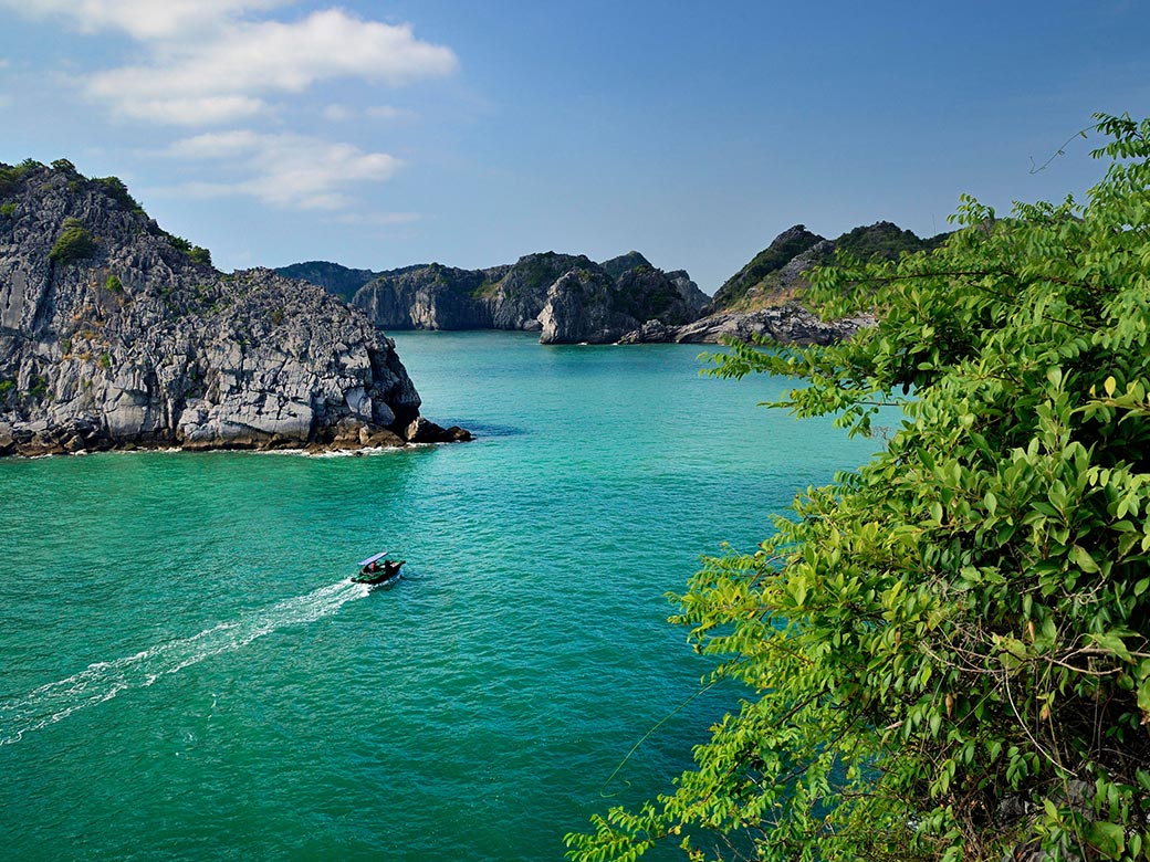 lan-ha-bay-hai-phong-city-northern-vietnam-fishing-tours-trips-travel-anglers-autumn