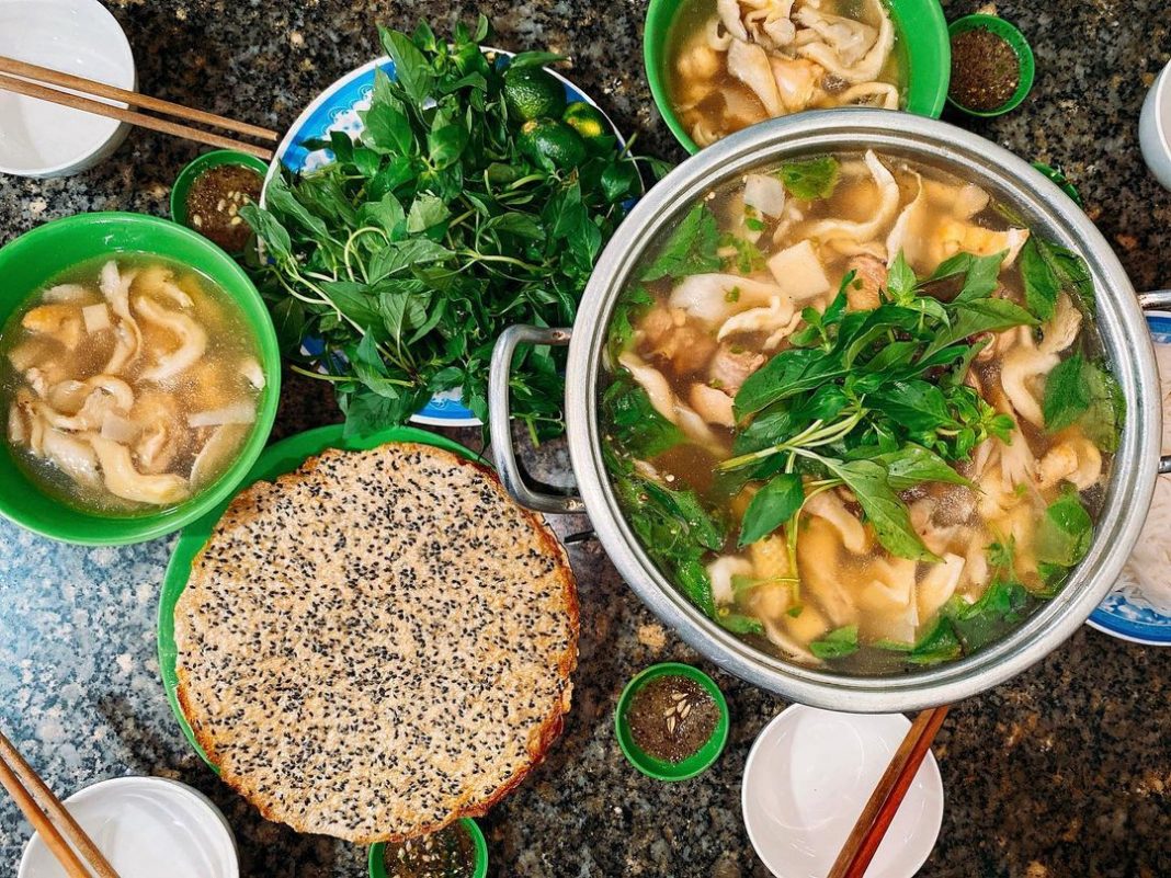 Lau Ga La E (chicken hotpot with lemon basil)