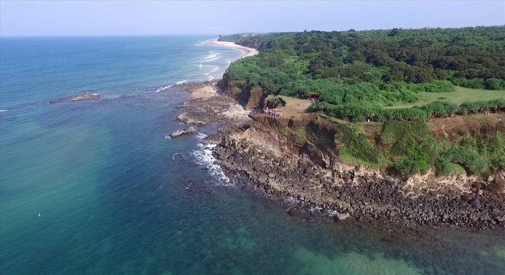 Mui Treo in Quang Tri province is a rocky promontory surrounded by forest and sea.