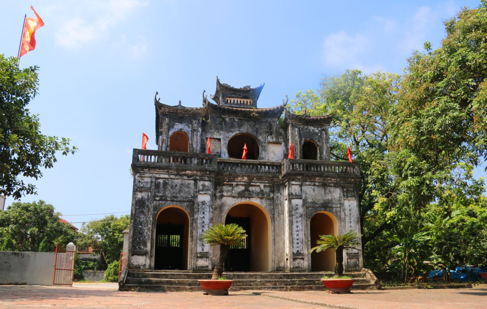 Xich Dang Temple of Literature is located in Xich Dang village, Lam Son ward, Hung Yen city, Hung Yen province.