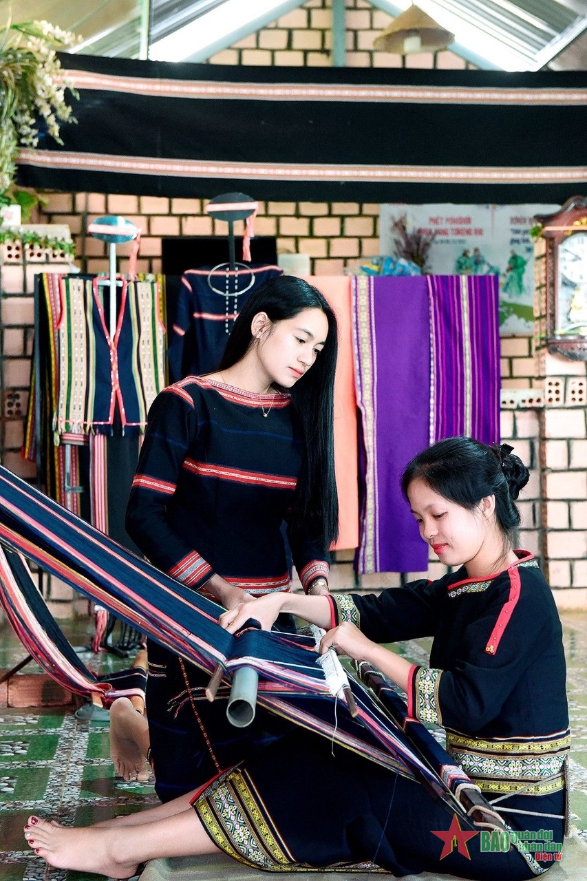 Local people in Gia Lai are weaving brocade.