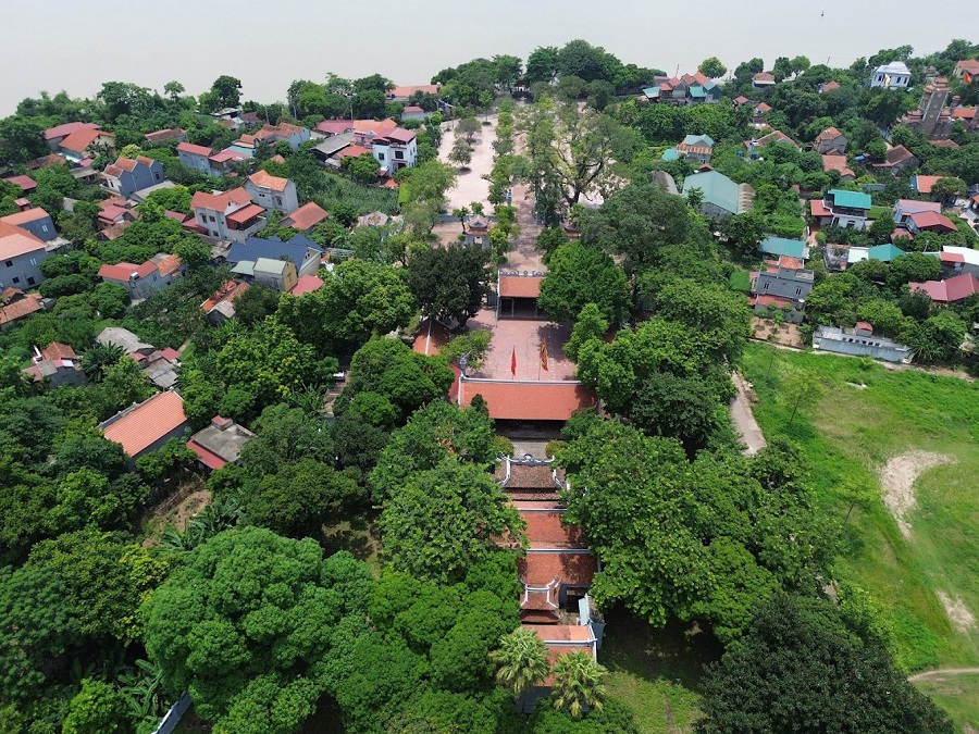 The Chử Đồng Tử Temple complex is a spiritual site in Hưng Yên province, dedicated to the saint of love and marriage (one of the "Four Immortals" of Vietnam). It comprises two main temples located approximately 4km apart: the Đa Hòa Temple (Bình Minh commune) situated along the Red River, and the Hóa Dạ Trạch Temple (Dạ Trạch commune), where he and Princess Tiên Dung ascended to heaven.