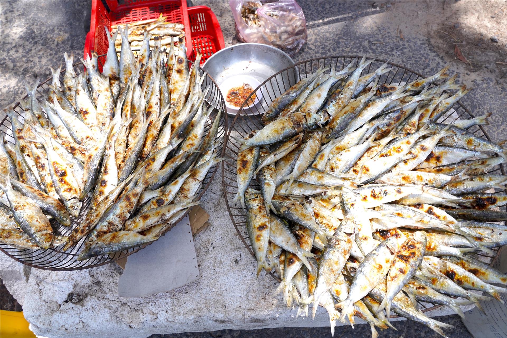 The golden, fragrant grilled herring is the result of the dedication of the women of the coastal region.
