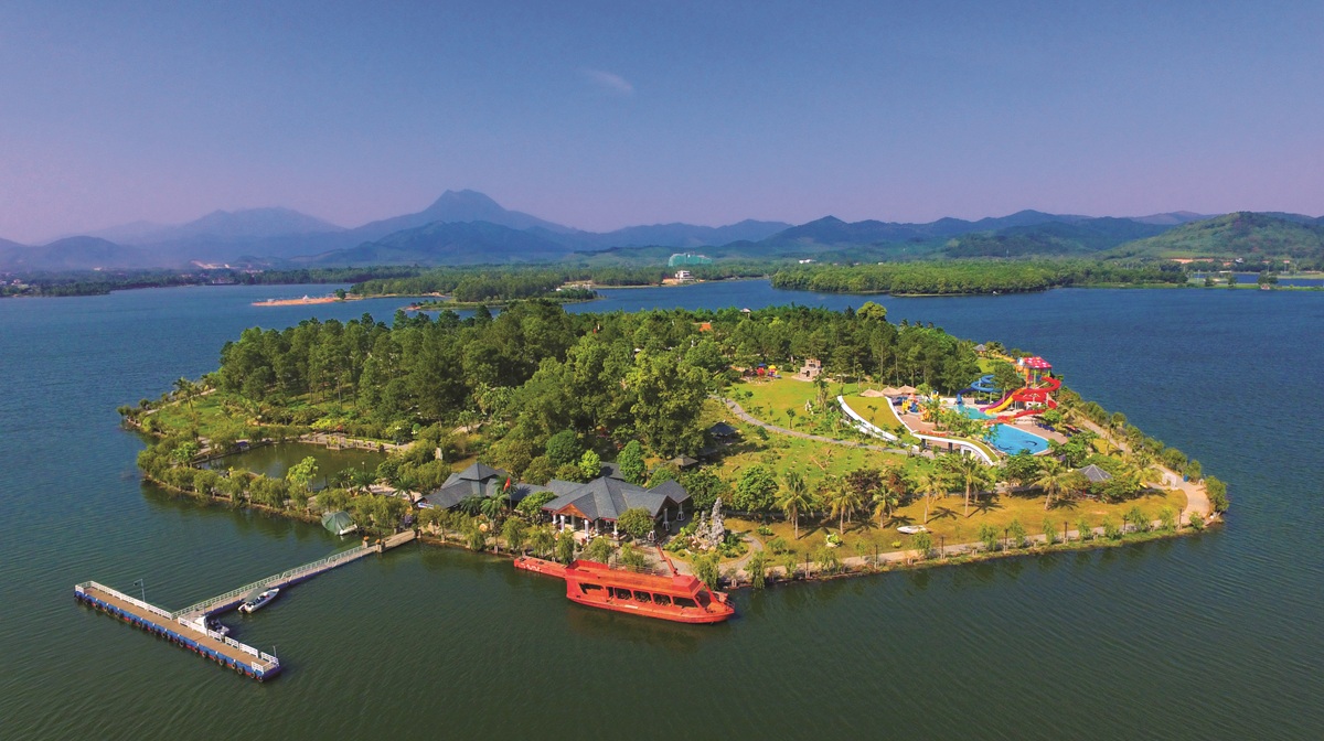 Dai-Lai-Lake-vinh-phuc-vietnam-fishing-tours-trips-travel-anglers-autumn