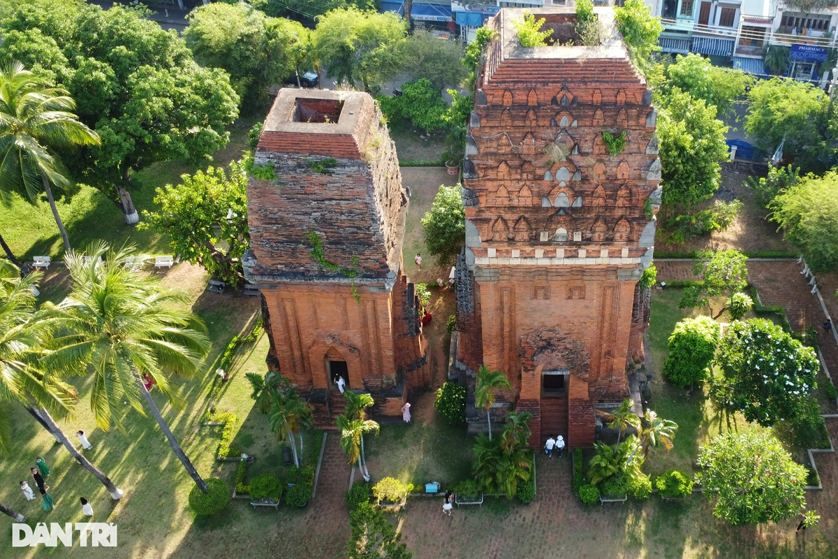 Twin Cham Towers