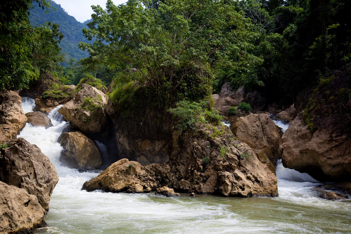 dau-dang-waterfall-bac-kan-province-vietnam