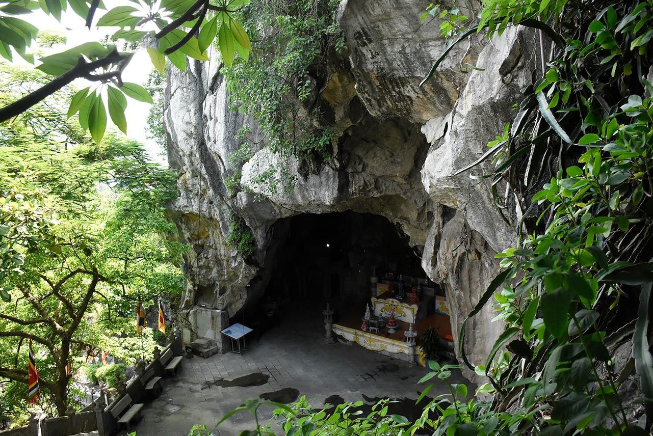 Kinh Chu Cave (also known as Duong Nham Cave) is a renowned scenic spot and historical site, hailed as the "Sixth Most Beautiful Cave in the Southern Land."