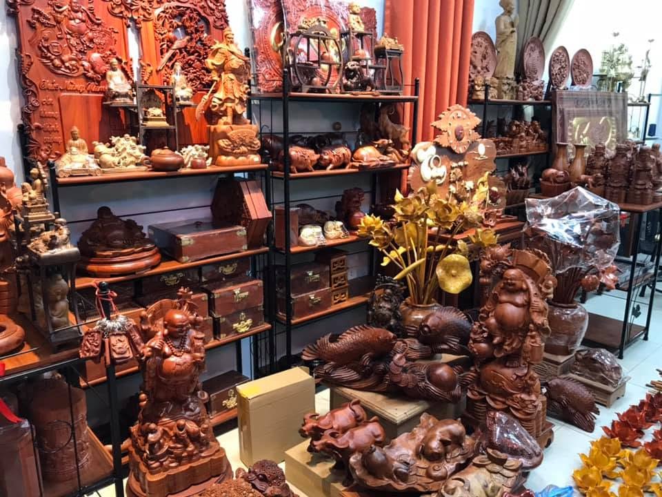 La Xuyen craft village is located in Yen Ninh Commune, Y Yen District, Nam Dinh Province. It is a renowned traditional village specializing in wood carving and fine woodwork, boasting a history spanning over a thousand years and associated with the legendary artisan Ninh Huu Hung, the craft's founding ancestor.
