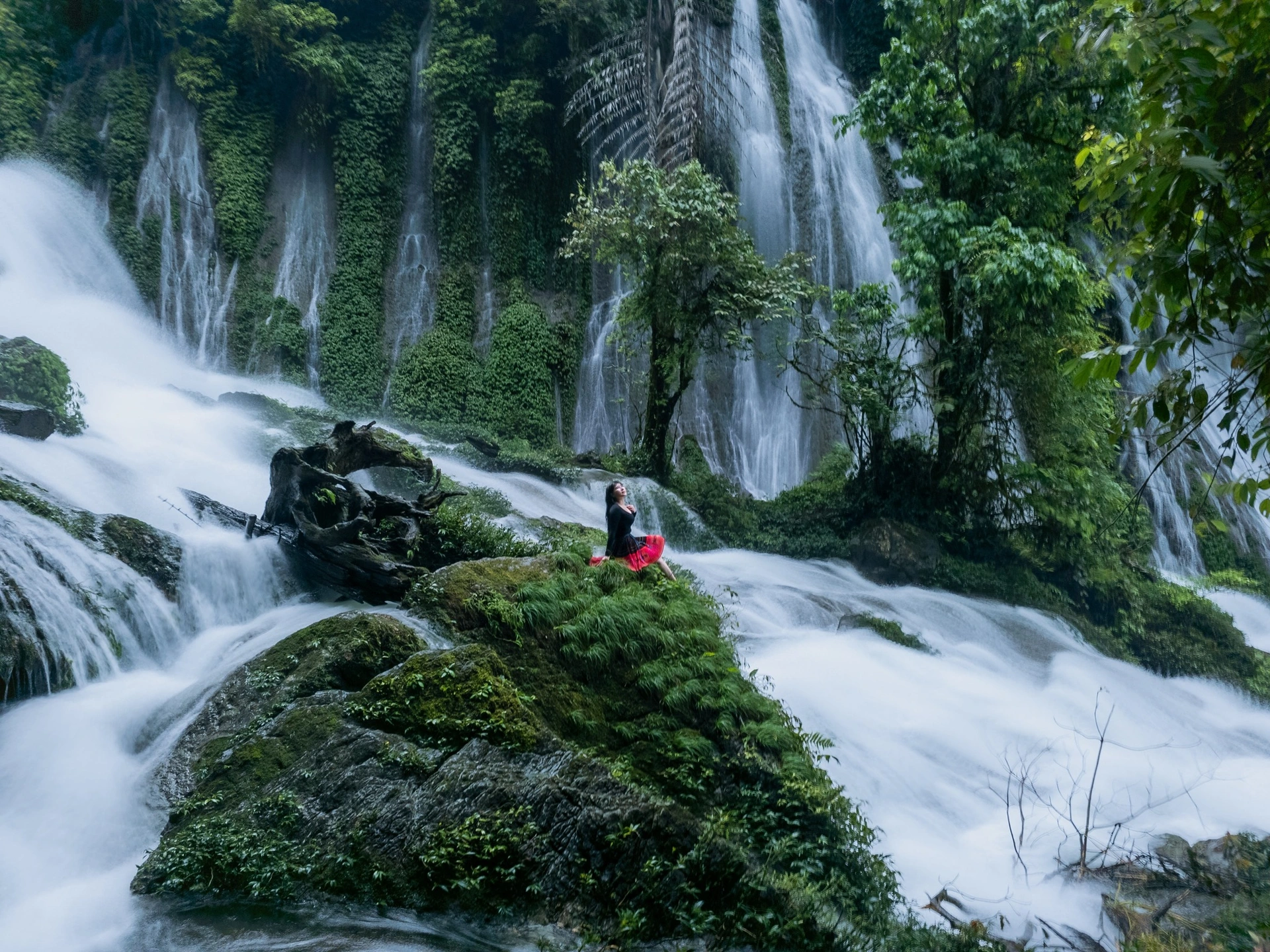 Nam Luc Waterfall is located in Nam Luc 2 Village, Phang So Lin Commune, Sin Ho District, Lai Chau Province. Situated approximately 40 km from the center of Sin Ho District, the waterfall originates from the pristine Hai Ho Stream.