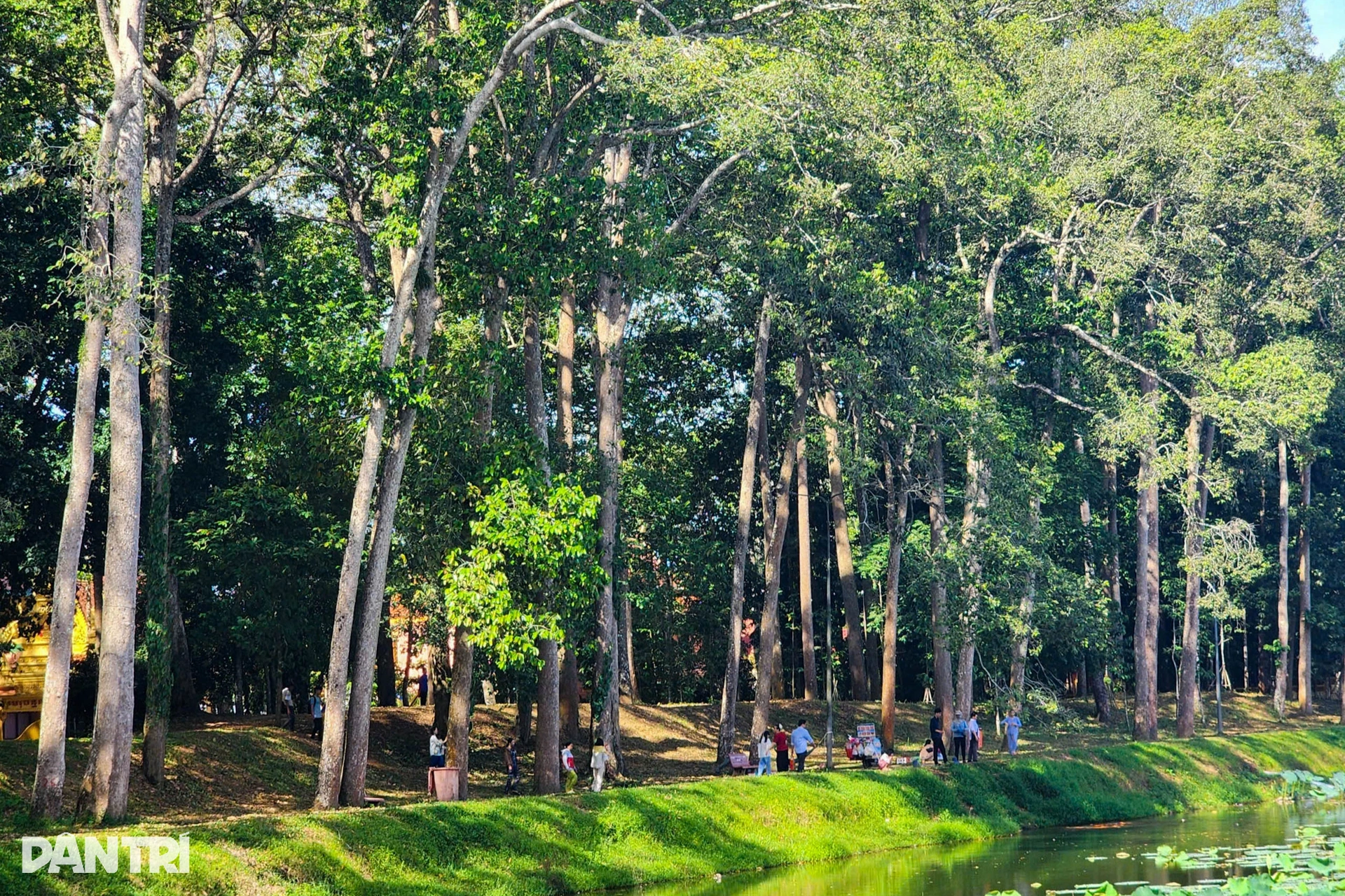 Ao Ba Om in Tra Vinh