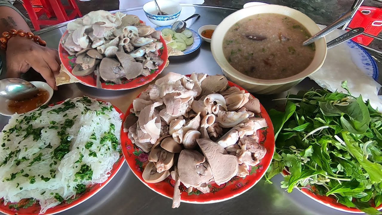 Chives Small Rice Paper Rolls (Banh Hoi Long Heo)