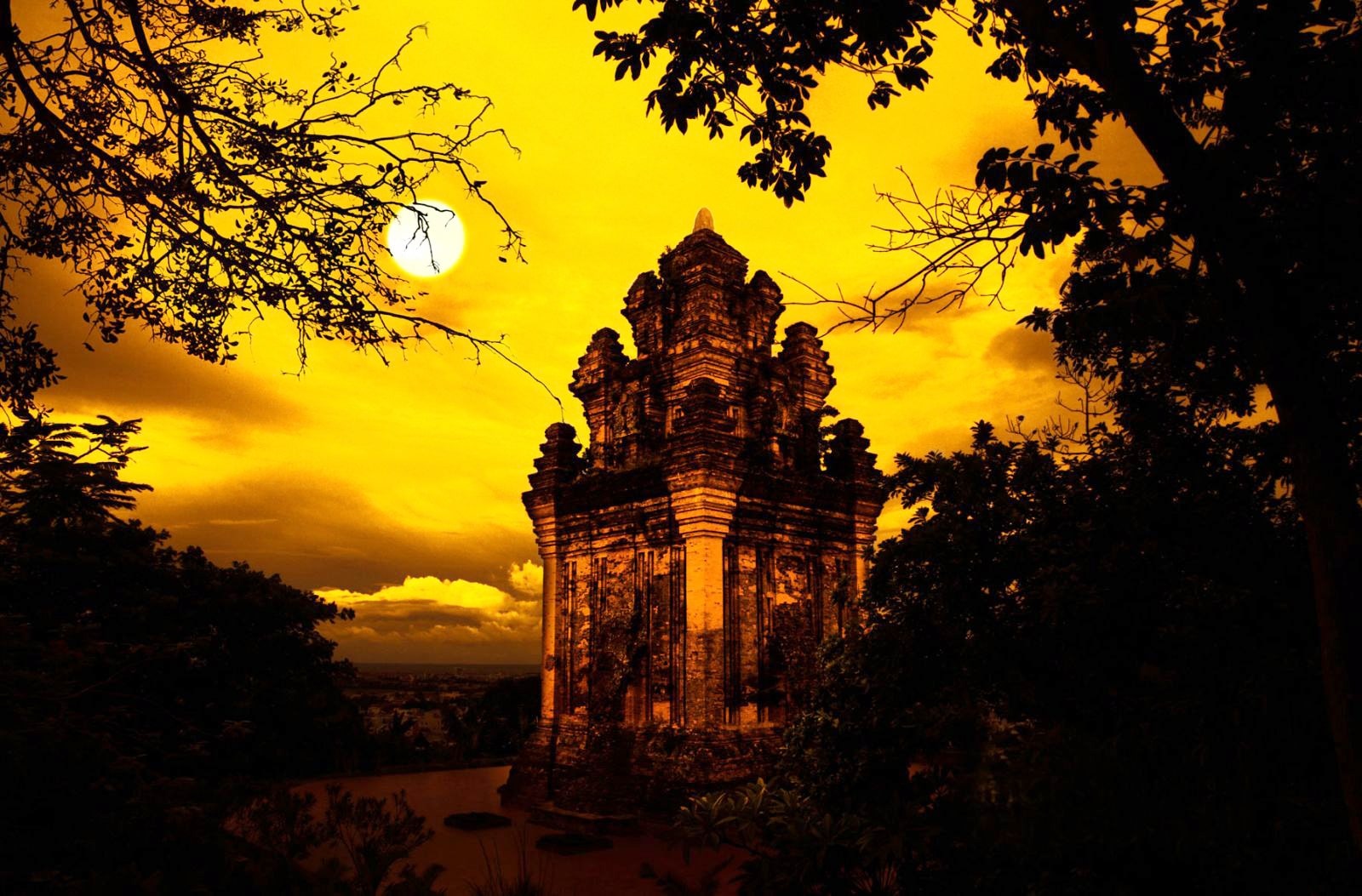 Nhan Tower (Thap Nhan)