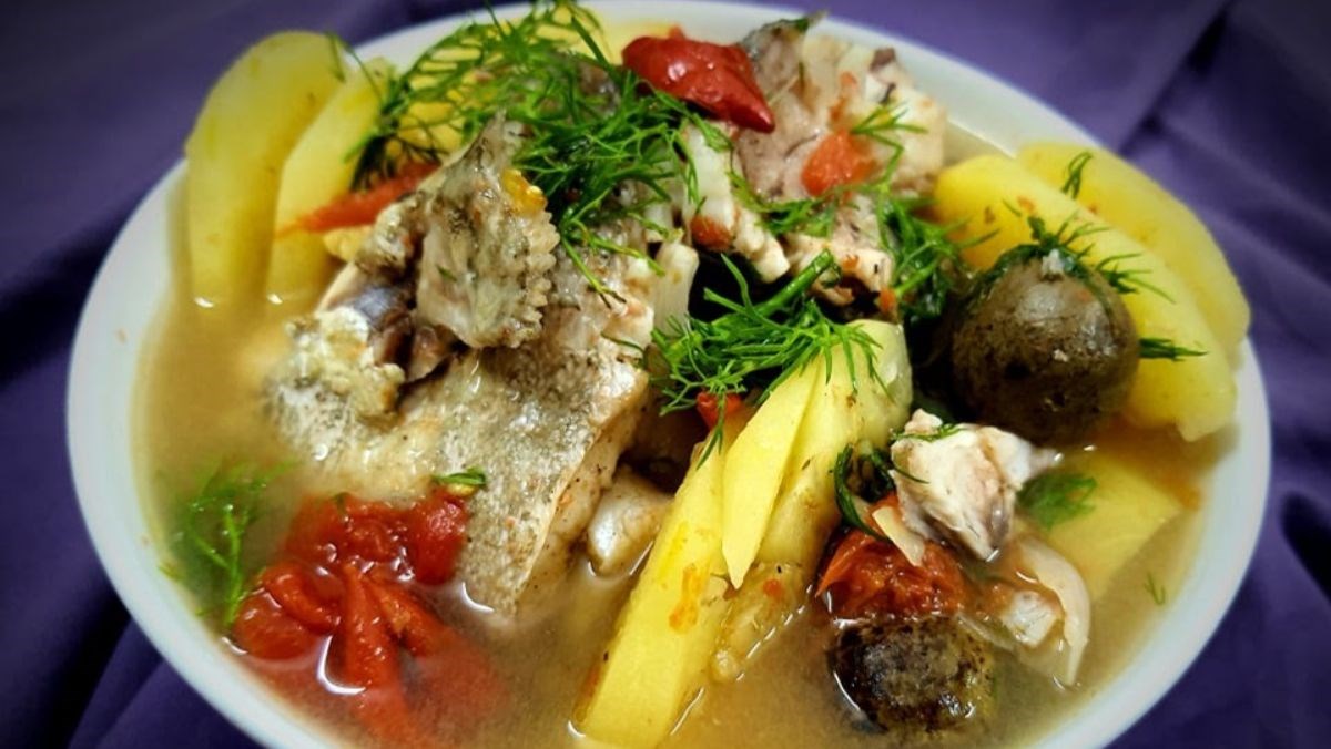 spicy river fish sour soup (canh chua)