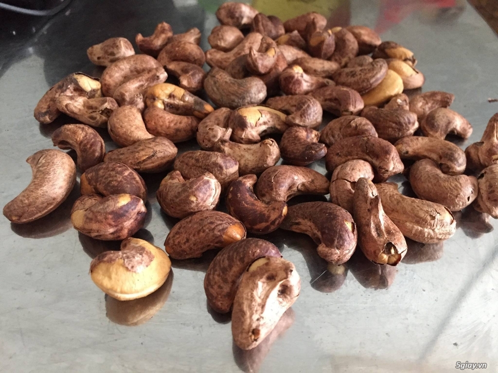 Salt-roasted cashews, a Vung Tau specialty.