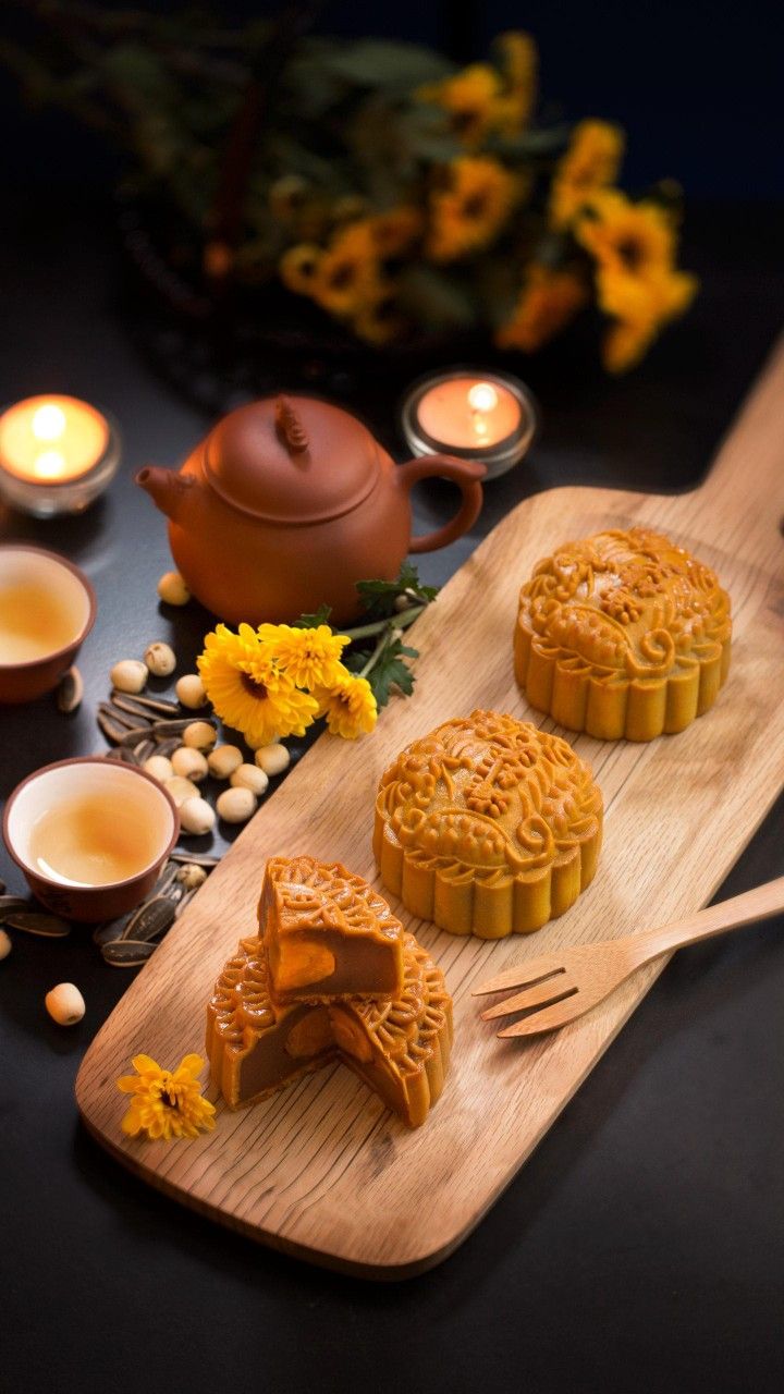 moon-cake-and-tea-mid-autumn-viet-nam