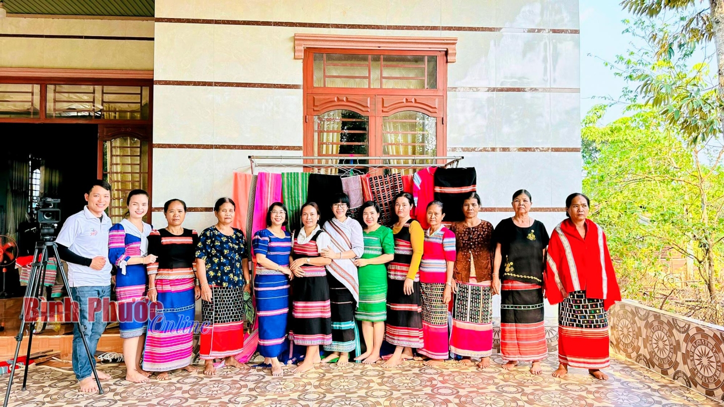 traditional hand-woven S'tieng textiles