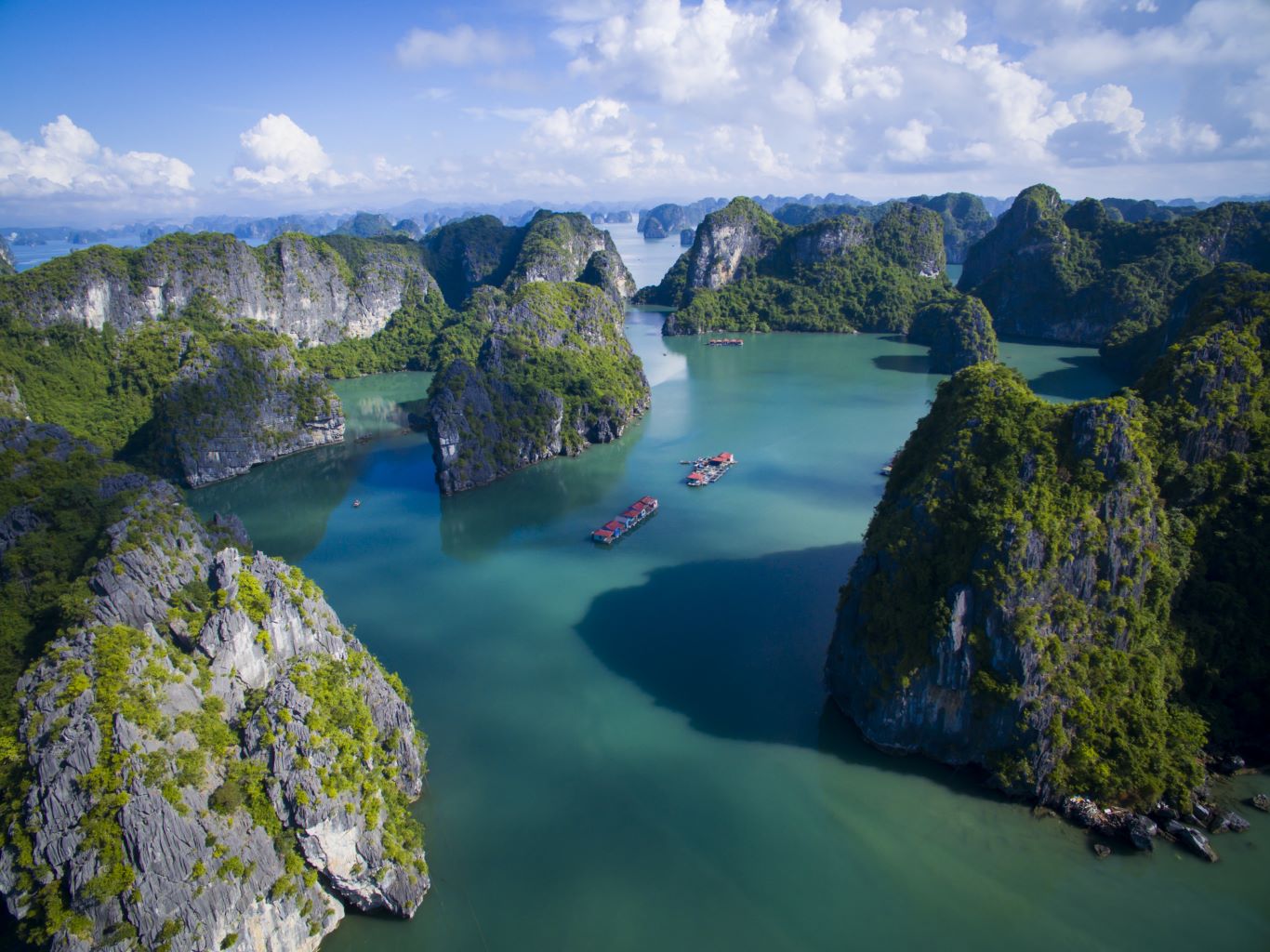 Cong Do Island ( Bai Tu Long Bay)