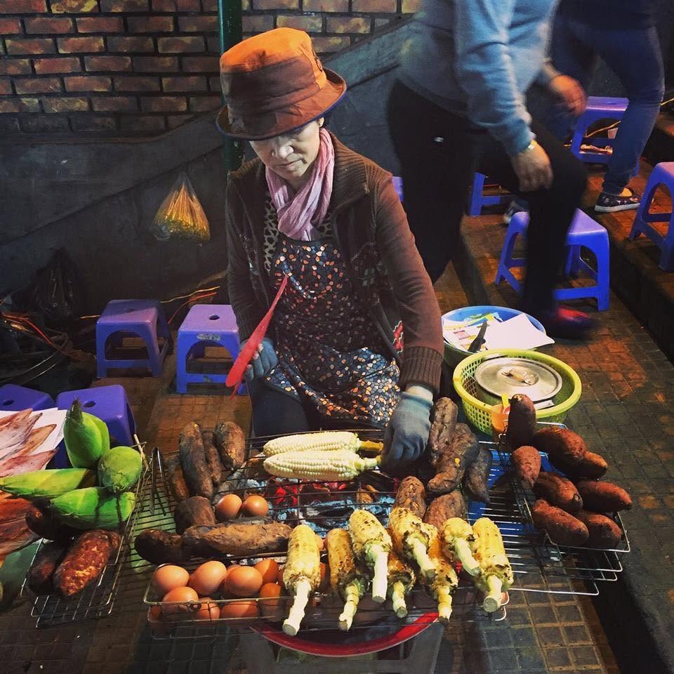 Savoring piping-hot roasted sweet potatoes, grilled corn, and soft-boiled eggs at the Da Lat Night Market amidst the chilly weather of the year's end is a wonderful travel experience.
