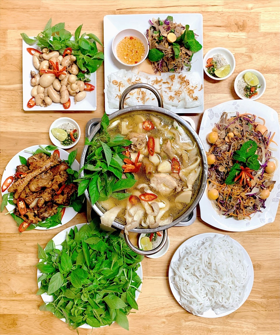 Lẩu Gà Lá É (Wild Leaf Chicken Hotpot)