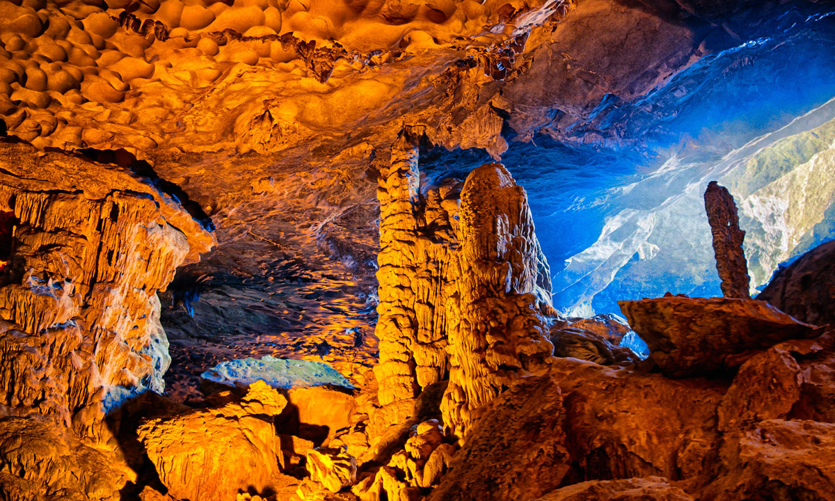 Sung Sot (Surprise) Cave