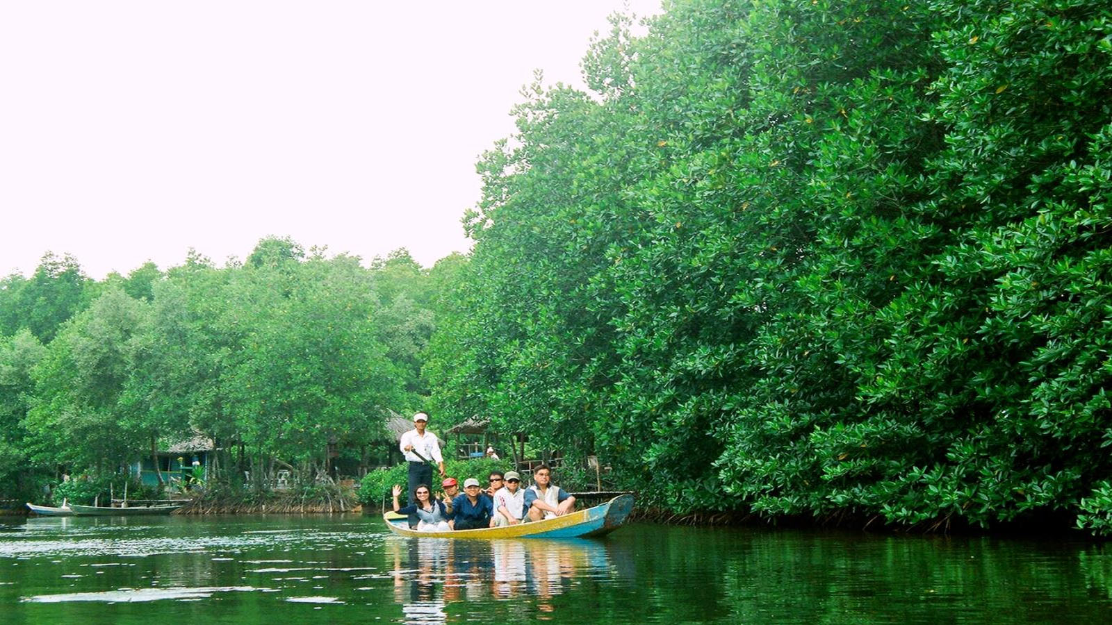 We experienced a boat ride through the Can Gio mangrove forests at the Vam Sat Ecotourism Site.