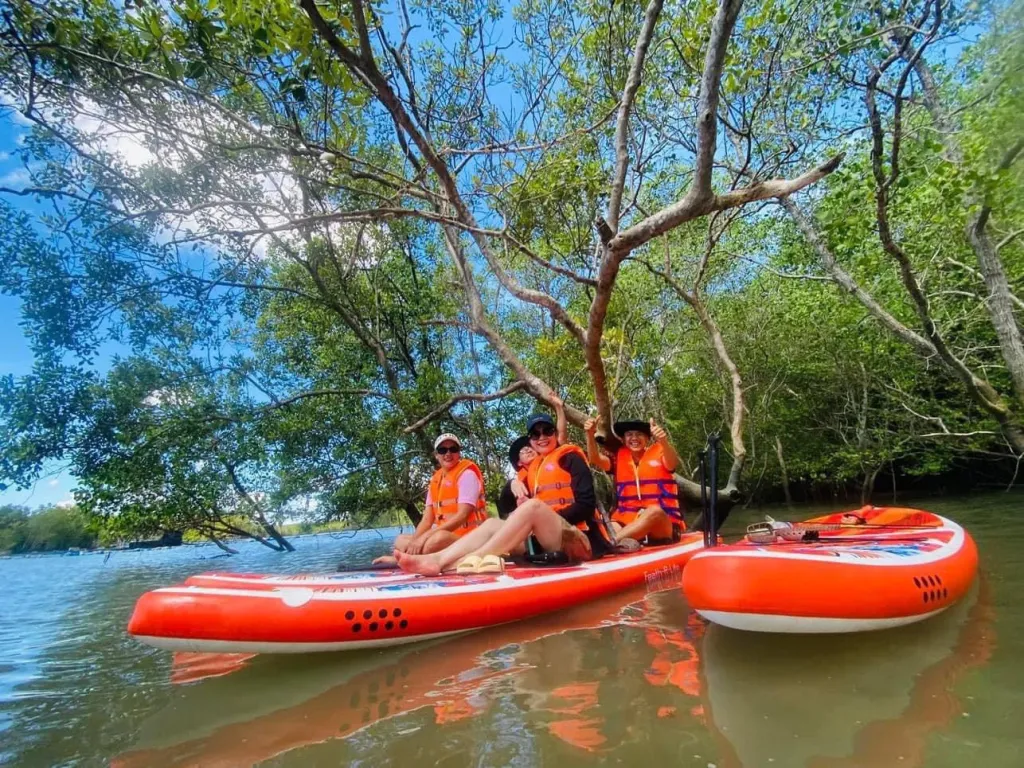 Anglers try out SUP paddling on Thieng Lieng Island.